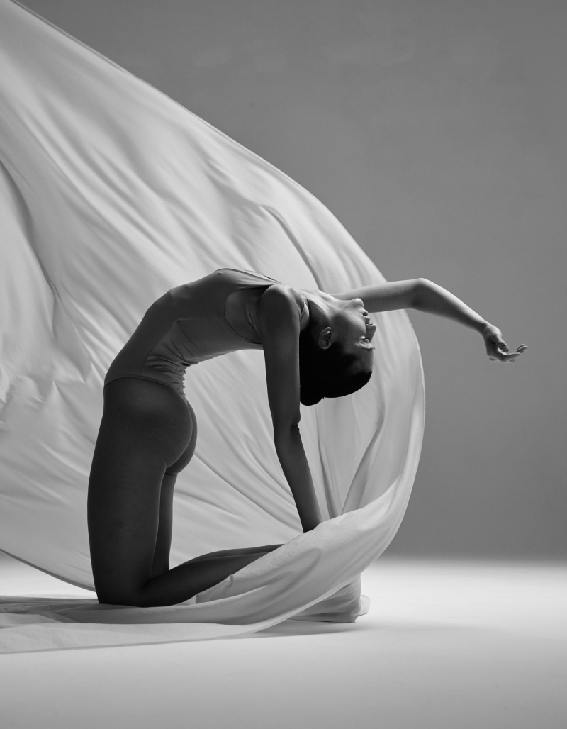 Retrato de las creadoras en su estudio con piezas escultóricas