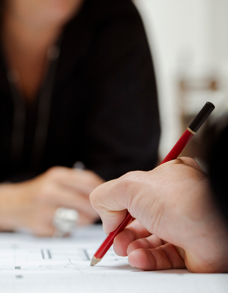 Retrato de las creadoras en su estudio con piezas escultóricas
