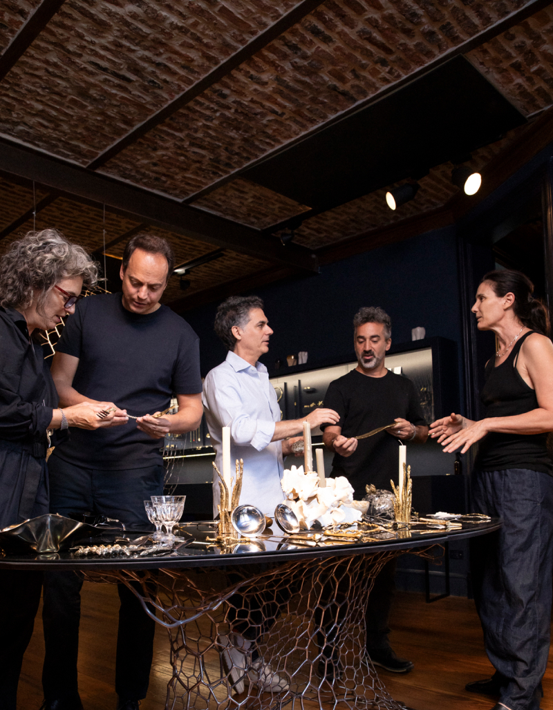 Retrato de las creadoras en su estudio con piezas escultóricas
