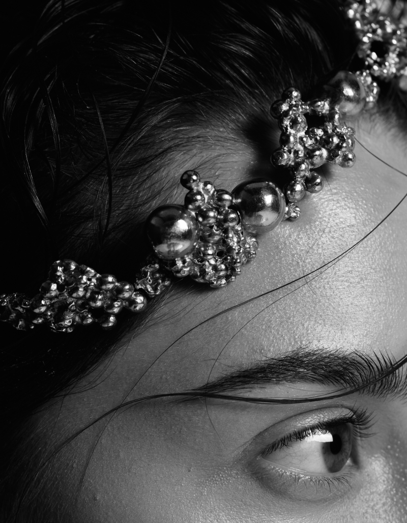 Retrato de las creadoras en su estudio con piezas escultóricas