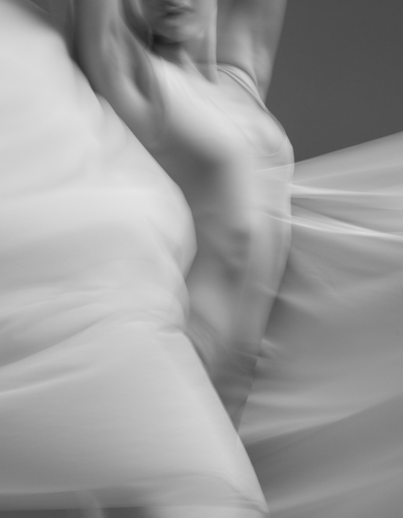 Retrato de las creadoras en su estudio con piezas escultóricas