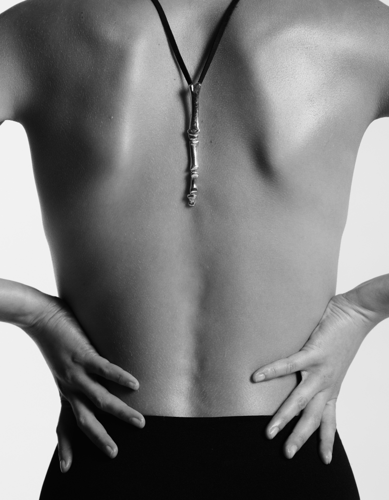 Retrato de las creadoras en su estudio con piezas escultóricas