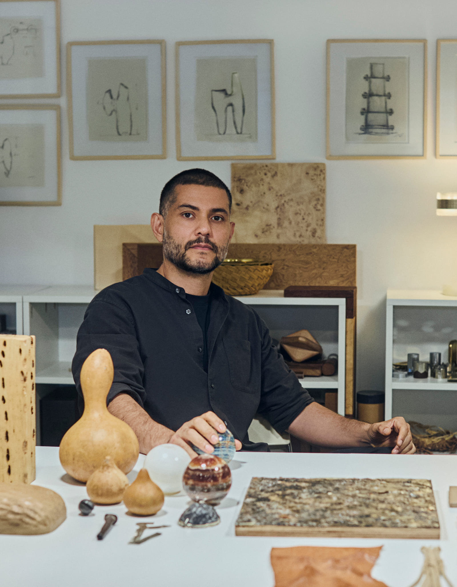 Retrato de las creadoras en su estudio con piezas escultóricas