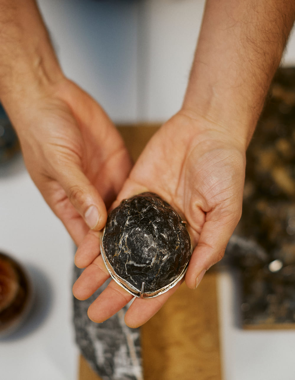 Retrato de las creadoras en su estudio con piezas escultóricas